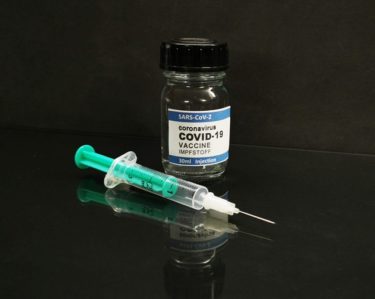 「新型コロナウイルスのワクチンを打つ」は英語で何て言う？
